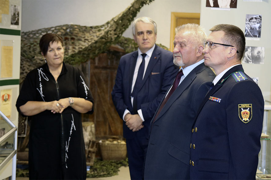 С участ Шестопалова презент книг в Логойск 2.jpg С участ Шестопалова презент книг в Логойск 2.jpg