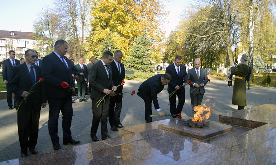 Семинар по ОРД Возложен цветов 3.jpg
