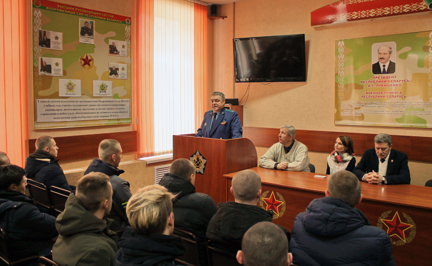 Буланович перед призывниками.jpg Буланович перед призывниками.jpg